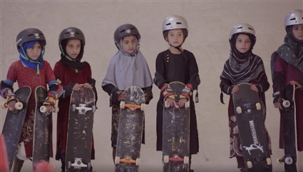 #السهرة_الرياضية – فتيات يتمردن على العادات والتقاليد في أفغانستان بممارسة الرياضة في Learning to Skateboard in a Warzone (If You're A Girl)