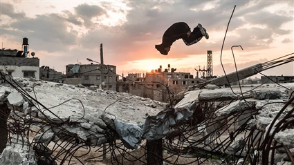 #السهرة_الرياضية – شباب في غزة يقاومون عبر رياضة الباركور في "قفزة أخرى"