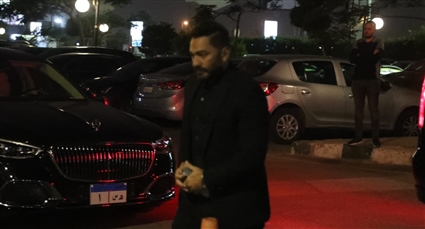 تامر حسني خلال تقديمه واجب العزاء