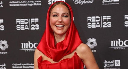 بالفيديو - ميريام أوزرلي بغطاء الرأس وفستان بلا أكمام في السعودية لحضور افتتاح مهرجان البحر الأحمر السينمائي