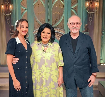 مريم الخشت ووالدها مع إسعاد يونس