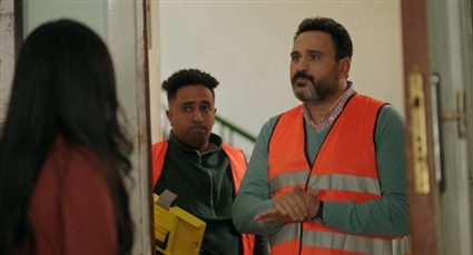 أكرم حسني وأوتاكا في مشهد من بابا جه