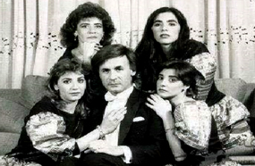صورة نادرة لعزت أبو عوف مع شقيقاته الأربع
