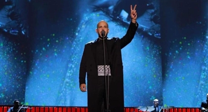 أبو يقتنص ثلاث جوائز في تكريمات جلوبال ميوزيك العالمية عن أغنية "العالم أعمى"