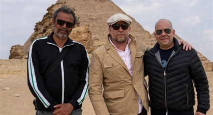 المخرج العالمي جاي ريتشي يحتفي بالانتهاء من تصوير مشاهد فيلم Fountain of Youth في مصر