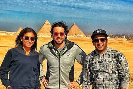 نشر الممثل هشام ماجد صورة من كواليس تصوير مشهد خارجي بمنطقة الأهرامات من مسلسل "خلصانة بشياكة" مع أوس أوس ودينا الشربيني.
