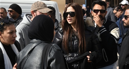 ياسمين عبد العزيز في جنازة والدها