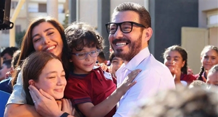 أحمد زاهر والطفل عبد الله كمال في لقطة من مسلسل لعبة وقلبت بجد