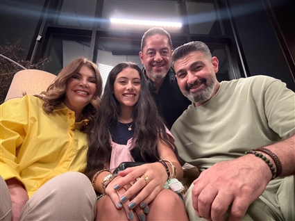 أيسل رمزي مع المخرج أحمد شفيق وياسر جلال وميرفت أمين