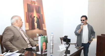محمد رياض يتحدث إلى صبري ناصف في ندوة تكريمه بالمهرجان القومي للمسرح
