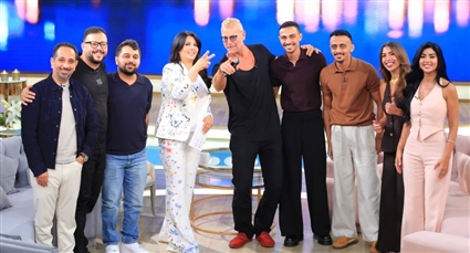 نجوم الفيلم مع منى الشاذلي.