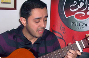 حاتم وهو يغني لـ"في الفن" - تصوير : ياسمين السماحي