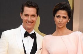 ماثيو ماكونهي مع زوجته كاميلا على السجادة الحمراء بأوسكار 2014