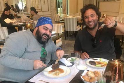 نشر الممثل شيكو صورة له من فرنسا أثناء تناوله الطعام وظهر معه لاعب كرة القدم المعتزل ميدو، وعقب عليها مستغربا من اسمي الشهرة الخاص بهما "شيكو وميدو".
