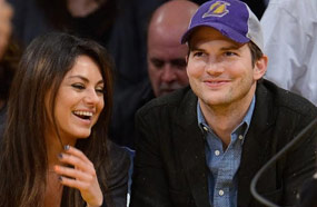 أشتون كوتشر يشاهد المباراة مع ميلا كونيس