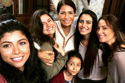 سوسن بدر تحتضن بطلات المسلسل