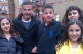 عمرو دياب وأبناءه...جانا التي ترتدي أصفر