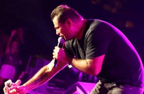 عمرو دياب في حفله في اليونان