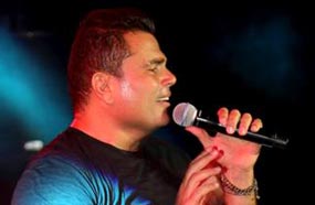 عمرو دياب متألق في اليونان