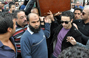 حمادة هلال يحمل الجثمان