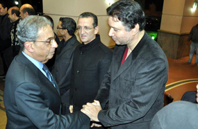 عمرو موسى يصافح نقيب الموسيقيين إيمان البحر درويش