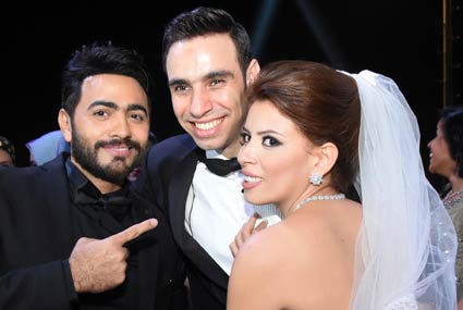 العروسان مع تامر حسني