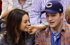  آشتون كوتشر وميلا كونيس في مباراة السلة