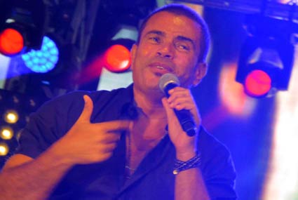 عمرو دياب يقدم أغنياته فى الحفل