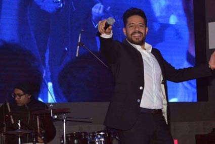 محمد حماقي‎ في الحفل