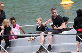 براد بيت على اليخت مع أسرته