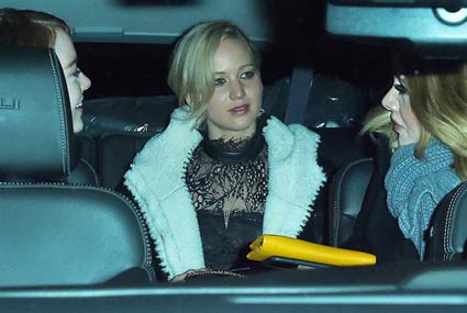 أديل وجينيفر لورانس وإيما ستون في نزهتهما الليلية