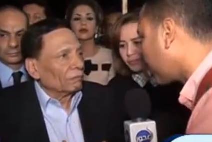 عادل إمام مع مراسل قناة "المحور"