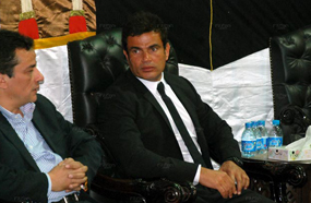 عمرو دياب في عزاء والدته