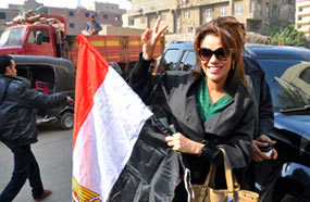 أمينة تحمل علم مصر