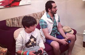 أحمد حلمي يلعب &quot;البلاي ستيشن&quot; مع ابن أنغام