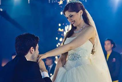 لحظة رومانسية بين طارق الإبياري وزوجته