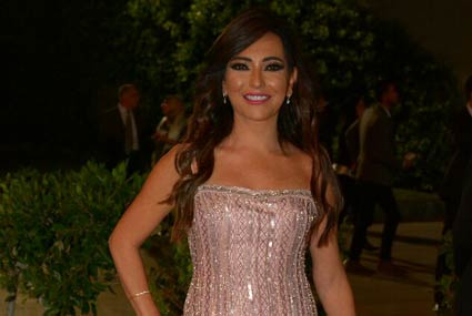 فستان متناسق ويناسب قوامها كثيرا، ولونه متناسق مع لون بشرتها