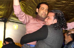 عمرو الجزار يحمل سعد الصغير في ليلة زفافه!