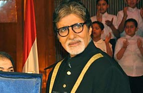 أميتاب باتشان يتسلم تكريمه