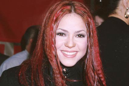 شاكيرا في أول ظهور لها بالشعر الأحمر عام 1999 في حفل توزيع جوائز Billboard Latin Music .