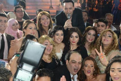 صورة جماعية للعروس مع المدعوات