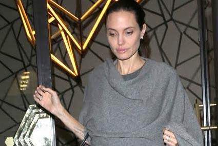 أنجلينا جولي‎ ترتدي ملابس واسعة