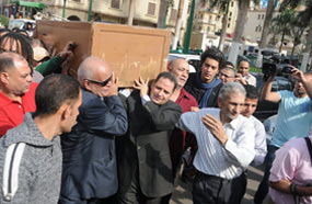 اصدقائه يحملون النعش