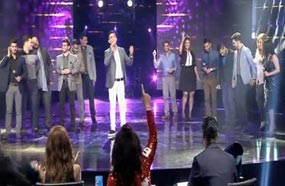 لقطة لعساف وهو يرقص على المسرح