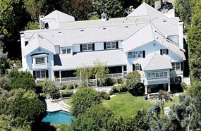 منزل آشتون كوتشر وميلا كونيس الجديد