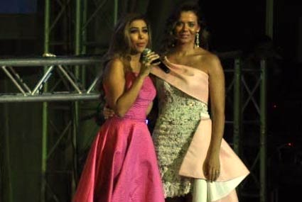 إيمي وأروى أثناء تواجدهما على المسرح