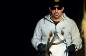 السقا على حصانه