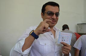 إيهاب توفيق يصوت للسيسي ويشير بعلامته الشهيرة