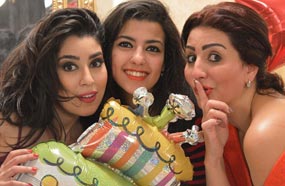 وفاء وآيتن عامر مع إحدى الصديقات