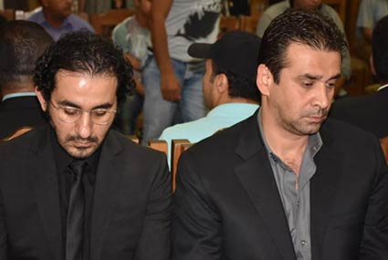 كريم عبد العزيز وأحمد حلمي في عزاء عمر الشريف